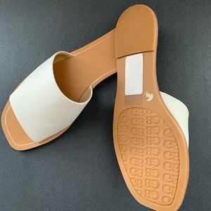 Leather flat sandals